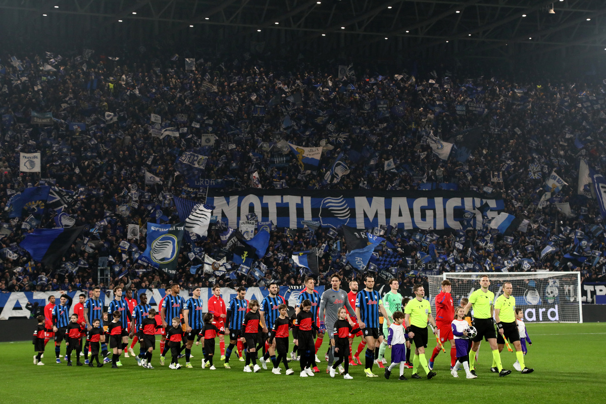 BERGAMO, ITALY - MARCH 10: Players of Atalanta and FC Bayern Munich head out onto the pitch prior to the UEFA Champions League 2025/26 Round of 16 First Leg match between Atalanta BC and FC Bayern München at Stadio di Bergamo on March 10, 2026 in Bergamo, Italy. (Photo by Marco Luzzani/Getty Images)