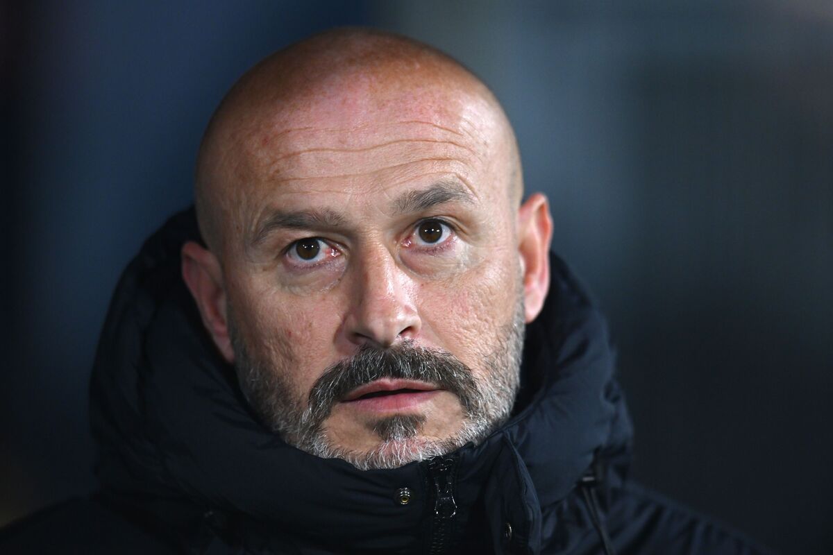 BOLOGNA, ITALY - FEBRUARY 03: Vincenzo Italiano head coach of Bologna FC during the Serie A match between Bologna FC 1909 and AC Milan at Renato Dall'Ara Stadium on February 03, 2026 in Bologna, Italy. (Photo by Alessandro Sabattini/Getty Images)