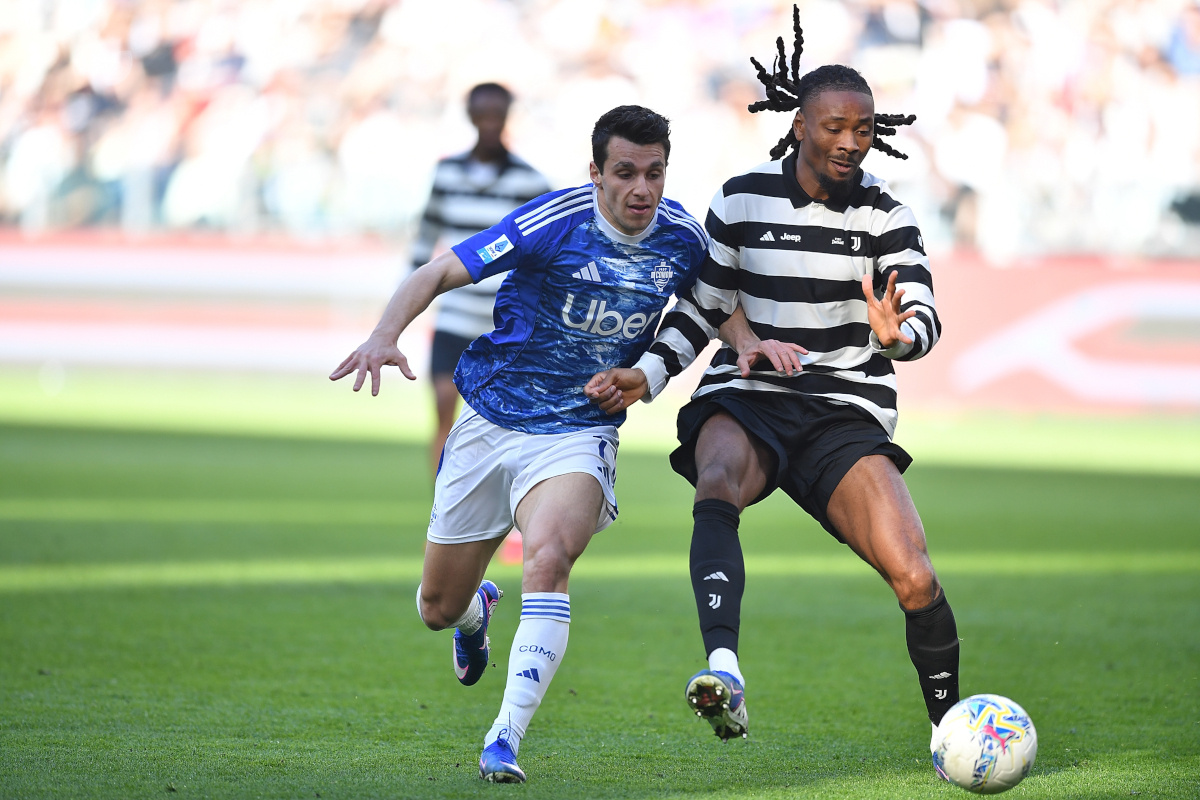 TURIN, ITALY - FEBRUARY 22: Khephren Thuram-Ulien of Juventus FC is challenged by Anastasios Douvikas of Como 1907 during the Serie A match between Juventus FC and Como 1907 at on February 21, 2026 in Turin, Italy. (Photo by Valerio Pennicino/Getty Images)